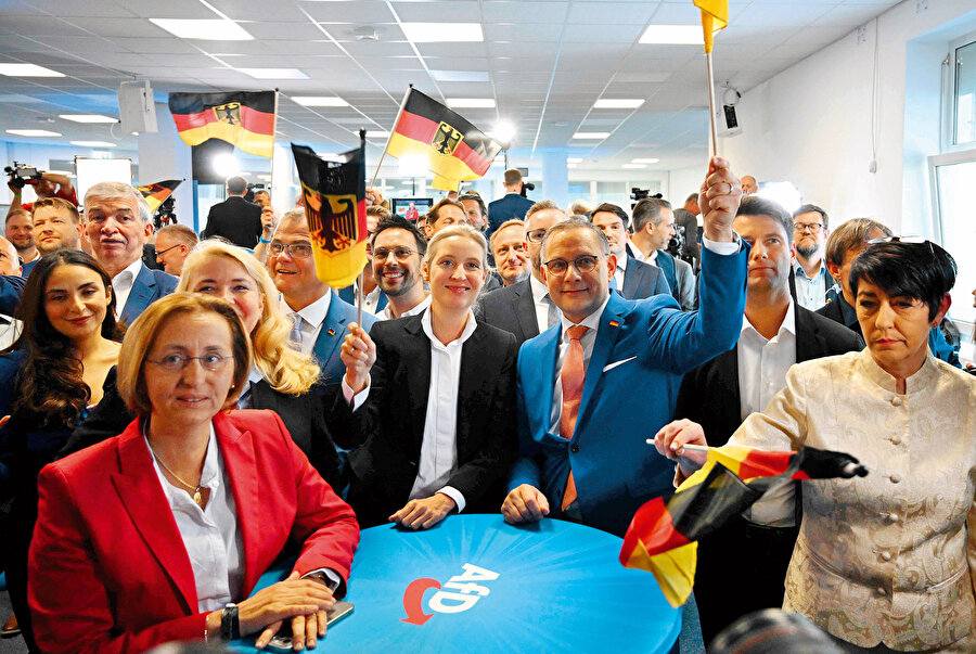 Nazi sevdası ve Türk düşmanlığıyla bilinen ırkçı AfD’nin oy oranı ise 5 yıl öncesine göre yüzde 5 artarak yüzde 16’ya yükseldi. Seçim öncesi Nazileri öven sözleri nedeniyle AfD, Avrupa Parlamentosu’ndaki aşırı sağcı grup ID’den atılmıştı. Irkçıların bile dışladığı ırkçı partinin parlamentoda 17 milletvekiliyle temsil edilmesi bekleniyor
