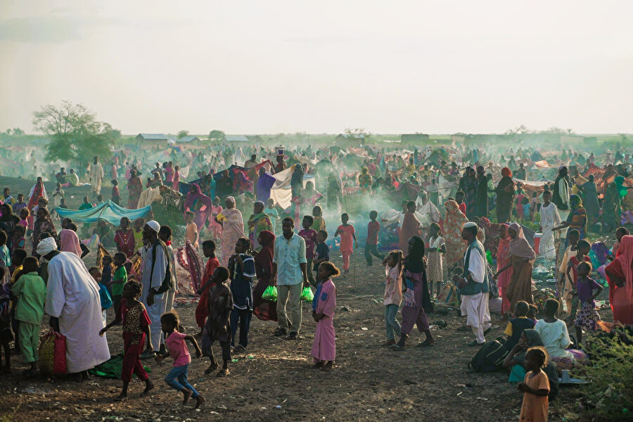 Dünyanın en büyük yerinden edilme ve açlık krizinin yaşandığı Sudan'daki çatışmalar sonucu 19 bine yakın kişi hayatını kaybetti, yaklaşık 10 milyon kişi yerinden edildi ve 25 milyondan fazla kişi insanî yardıma muhtaç durumda.