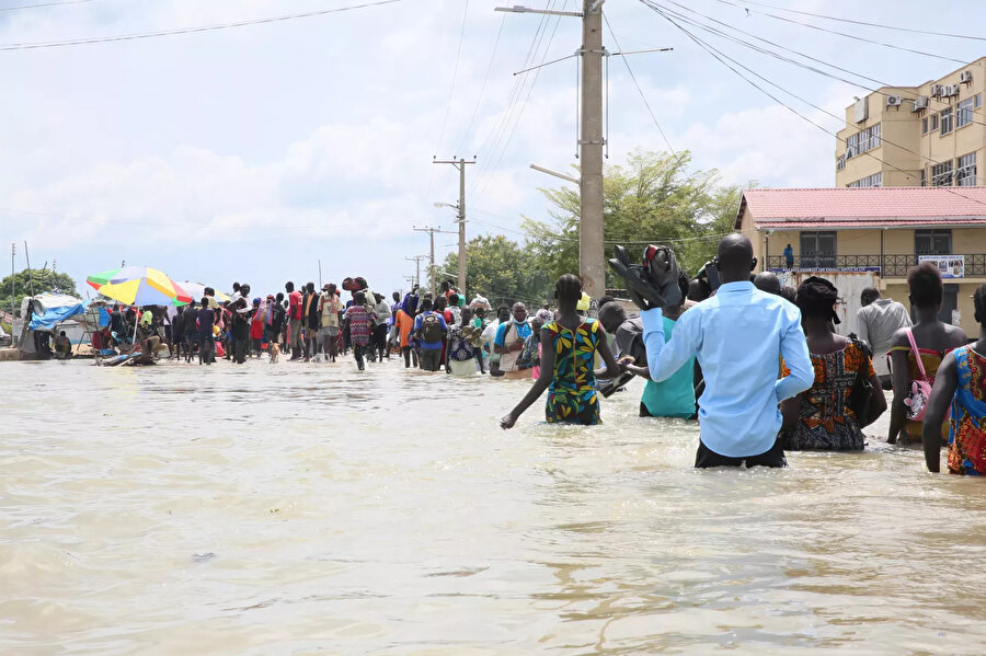 Bugünlerde yağan şiddetli yağışlar da ülkedeki birçok şehir, köy ve kasabayı sular altında bırakarak hâlihazırda savunmasız durumda olan Sudanlıları yeni zorluklarla karşı karşıya bırakıyor.