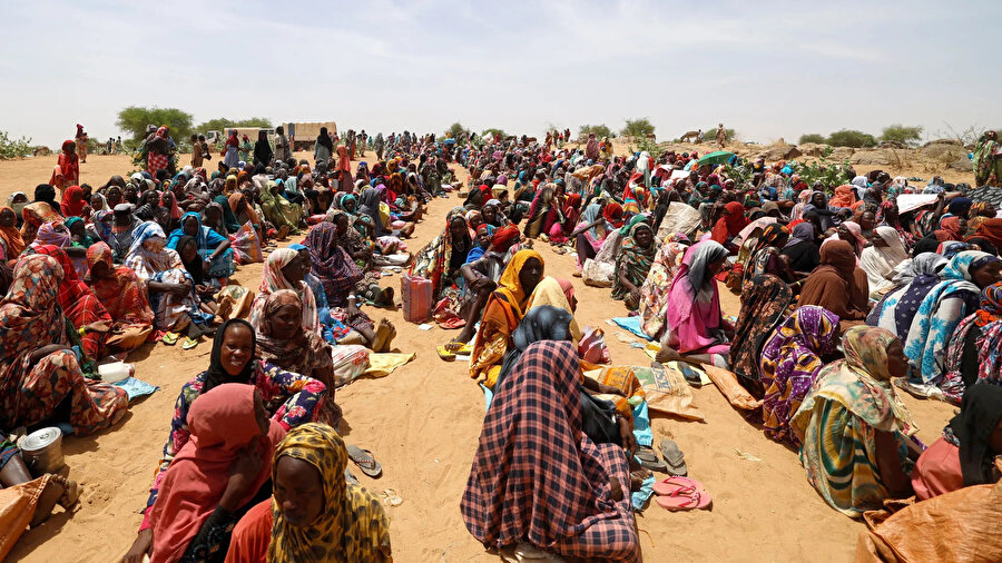 10,7 milyondan fazla insan ülke içinde yerinden edildi ve yaklaşık 2,3 milyon kişi sınırları aşarak kaçtı. Çoğunluğu Çad, Güney Sudan ve Mısır'a gitti.
