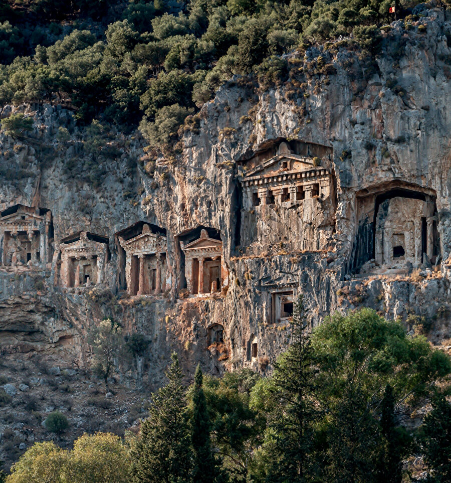 Dalyan’ın kano tutkunlarına sunduğu sürprizlerden biri de Kaunos Kaya Mezarları.