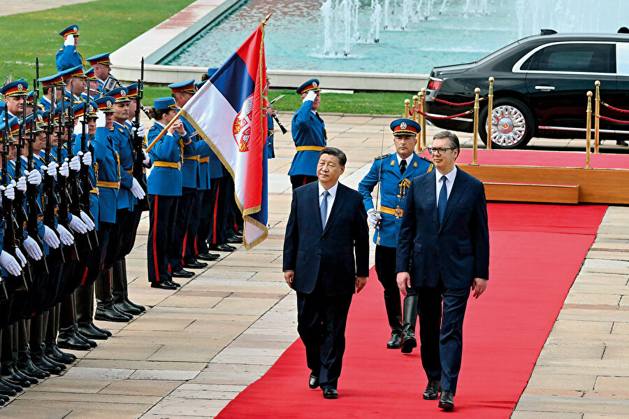 Şi Jinping ve Aleksander Vuçiç.