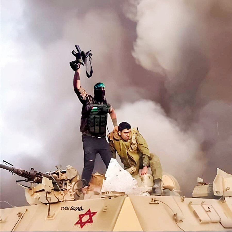 HAMAS mücahidi İsrailli terörist askeri esir alıyor.