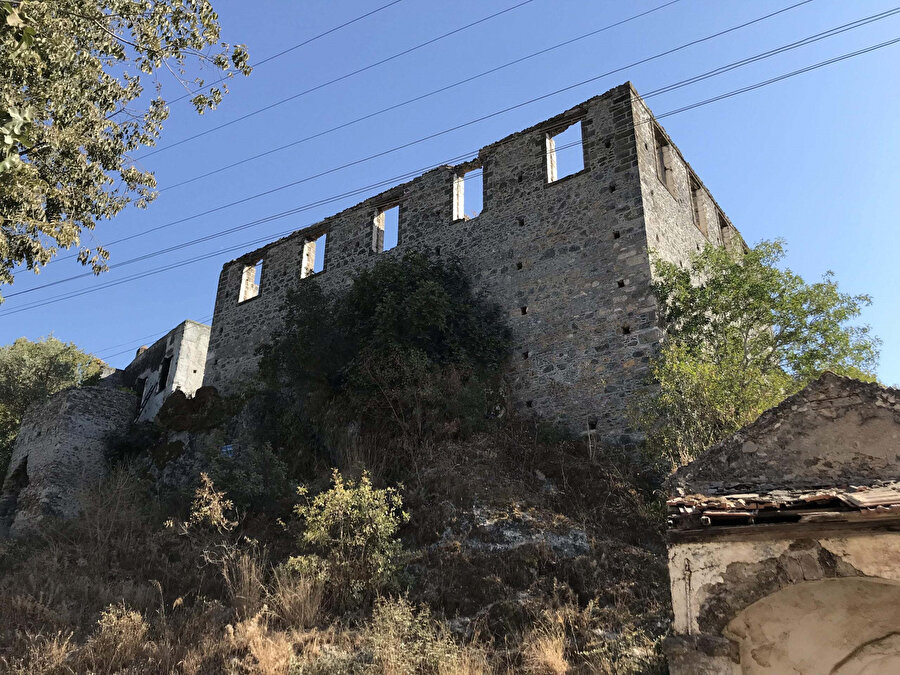 Kayaköy’de Turabi Çeşmesi'nin Üst Kısmındaki Kızlar Okulu. 