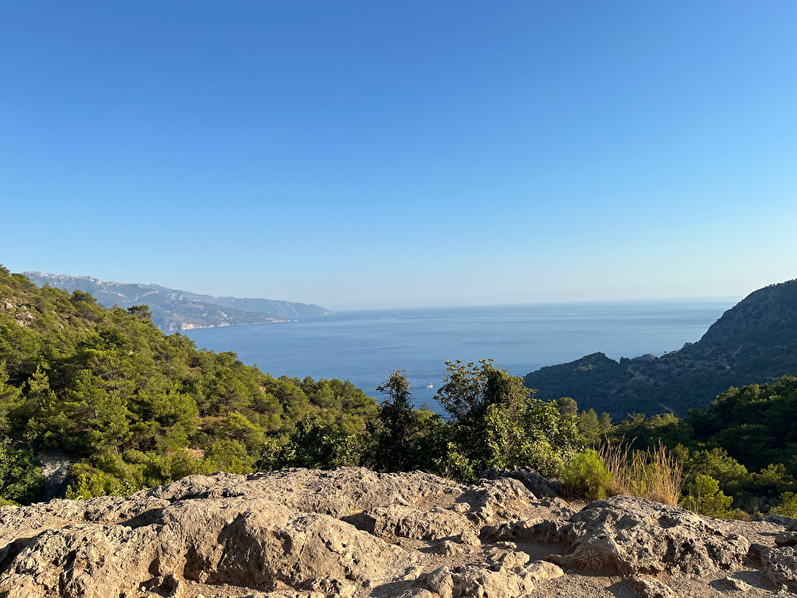 Kayaköy’ün zirvesinden deniz manzarası. Fotoğraf: Uluç Algan 