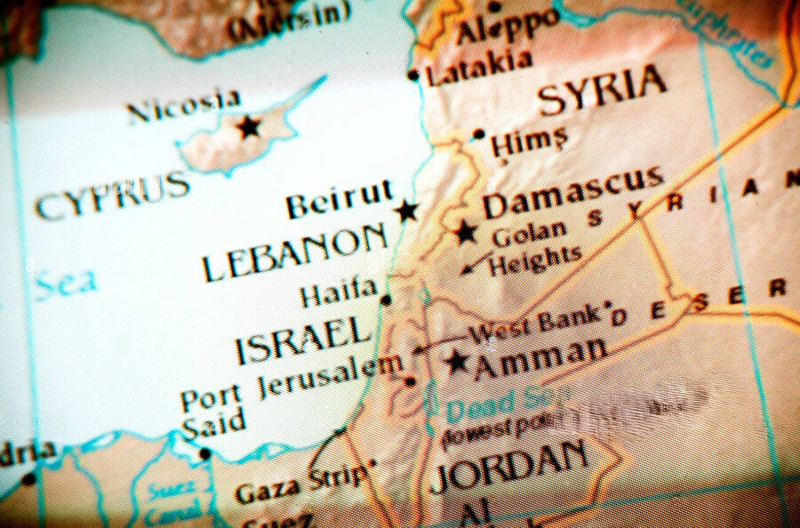 Ortadoğu'nun batı kıyılarına, Filistin, Mısır ve İsrail'e yakınlığı sebebiyle jeopolitik alanda mühim bir rol oynayan Kıbrıs Adası, Doğu Akdeniz'in ileri karakolu pozisyonunda bulunarak bölgede büyük bir öneme sahip.