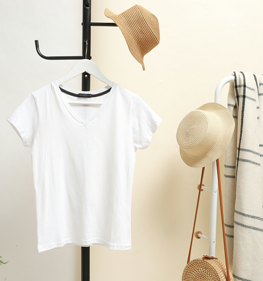 Beyaz iç gösteren bir renktir. Bilinenin aksine beyaz bir etek, elbise ya da pantolonun içine beyaz iç çamaşırı değil, ten rengi bir iç çamaşır tercih etmeliyiz.