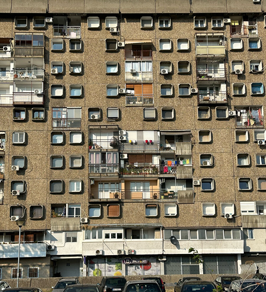 Yapıya ismini veren pencerelere dair görünüm Yeni Belgrad, Sırbistan. Fotoğraf: Doğukan Karakoç 