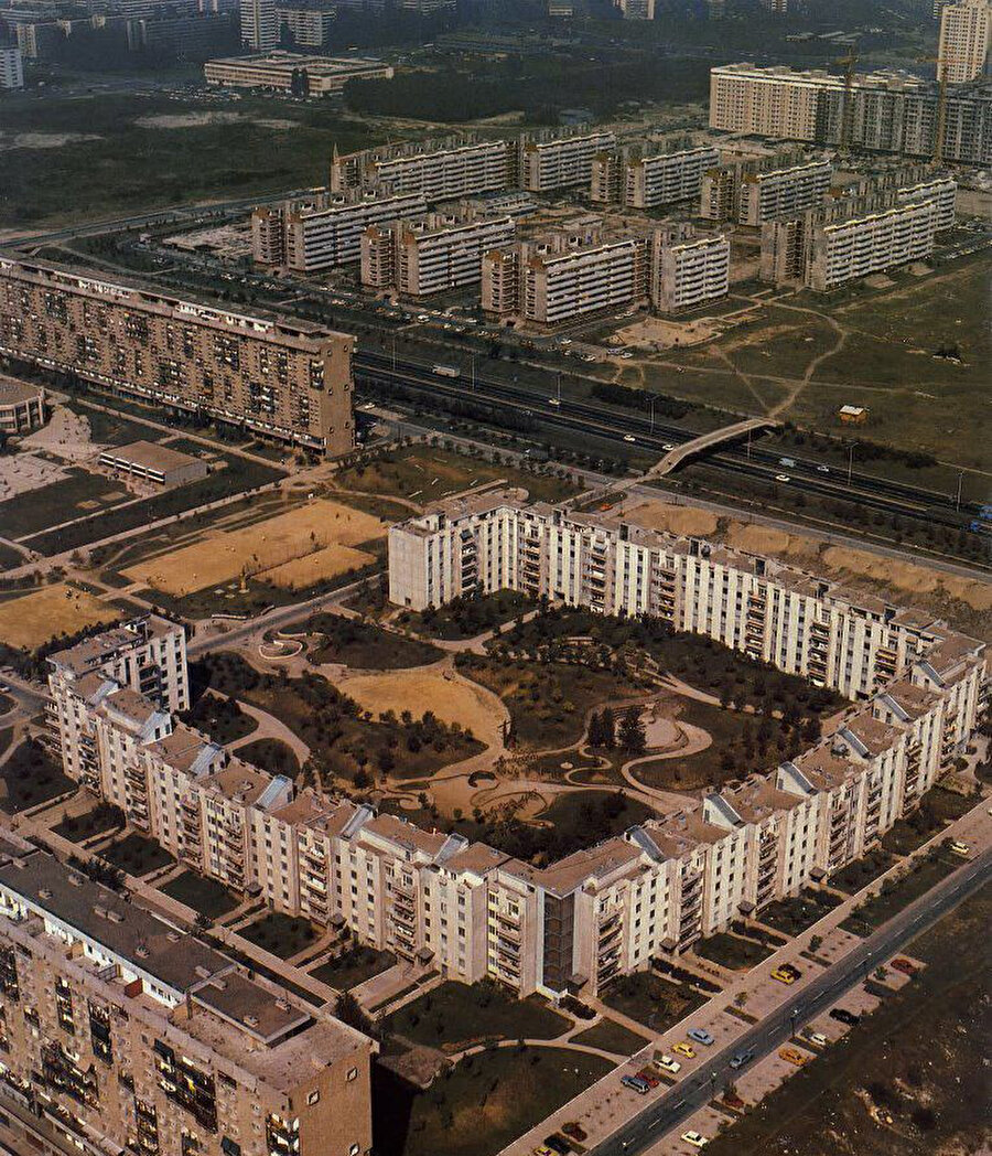 ‘’Televizorka’’ binasının arkasında konumlanan konut birimleri. Yeni Belgrad, Sırbistan. Fotoğraf: @socmod 