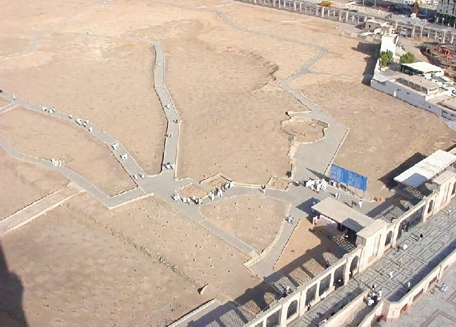 Son halifenin naaşı, 30 Mart 1954’te ikindi namazından sonra Cennetü’l-Bakî Kabristanı’na defnedildi.