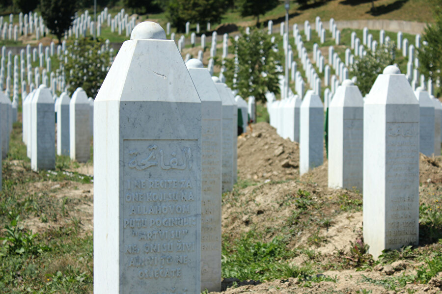 . Yola çıkmadan önce hazırlanan küçüklü büyüklü Türk bayrakları, yürüyüşçülere belli noktalar arasında eşlik eden ya da onlara evlerini karşılıksız olarak açan insanlara verilmek üzere ayrılıyor.