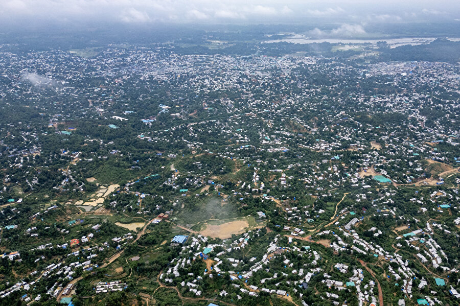 Myanmar'daki askerî baskılardan kaçan bir milyondan fazla Arakanlı Müslüman mültecinin sığındığı Bangladeş’teki Cox's Bazar Kampı.