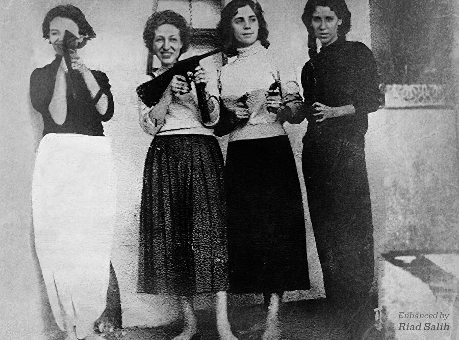 Genç yaşta okulu bırakarak direniş saflarına katılan Zühre Zarîf (soldan ikinci), ülkesinin kurtuluş savaşındaki devrimci saha çalışmalarında önemli bir rol oynamıştı.