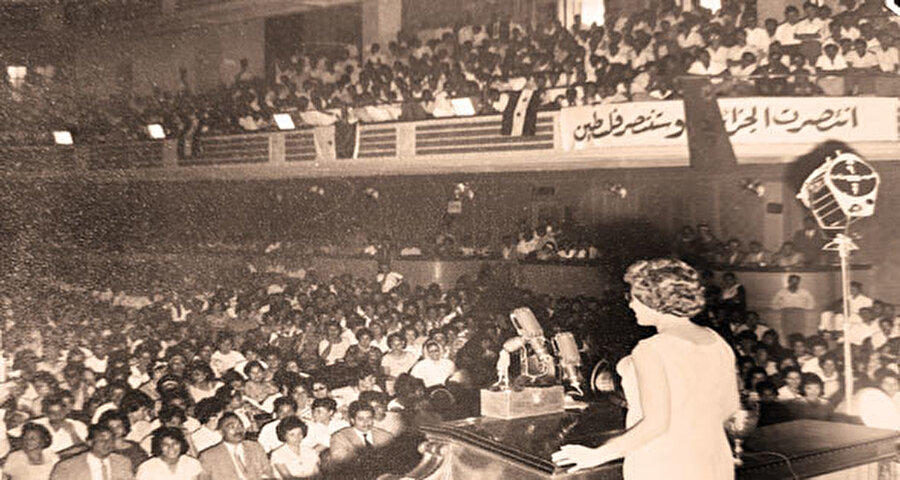 Bağımsızlığın kazanılmasından sonra, Zühre Zarîf, siyasî hayatına devam etmişti. Fotoğrafta, Port Said'deki Halk Kongresi'nde konuşma yaparken görülüyor.