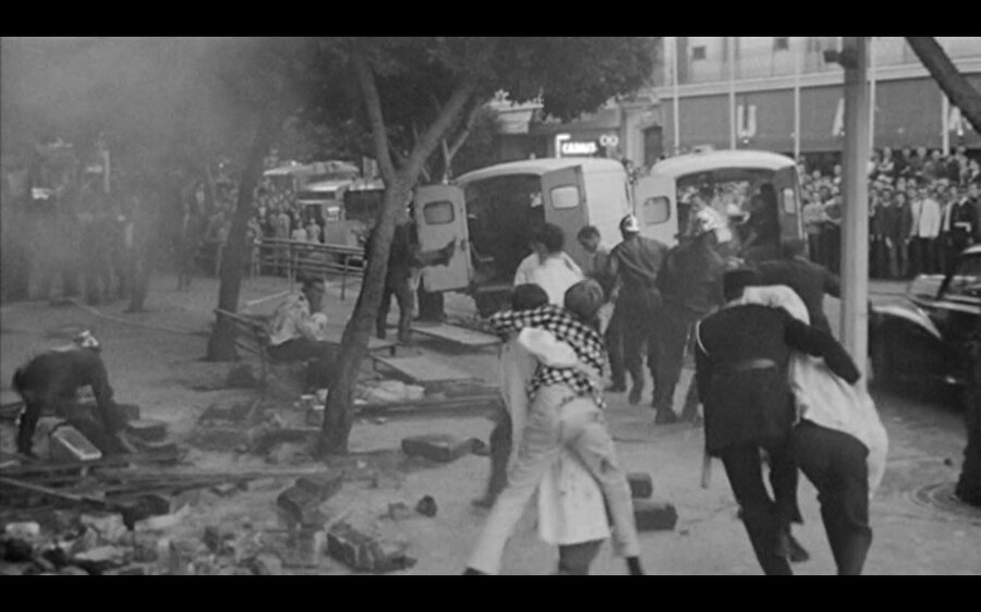 Zarîf, Cezayir'deki Milk Bar adlı kafeye bomba yerleştirdiğinde 21 yaşındaydı. Cezayirli genç öğrenci, ülkesinin Fransa ile bağımsızlık savaşı sırasında bu mekânı hedef almıştı çünkü Avrupalı yerleşimcilerin burayı sık sık ziyaret edeceğini biliyordu.