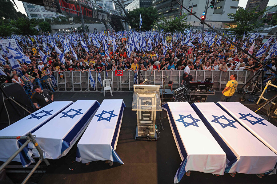 İsrail’de hafta sonu 6 esirin cansız bedeninin bulunmasının ardından Başbakan Benyamin Netanyahu’ya duyulan öfke artıyor. 