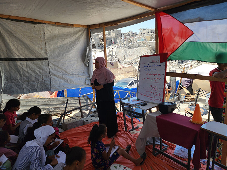 Evi yıkılan Gazzeli öğretmen, kurduğu çadır okulda öğrencilere ders veriyor