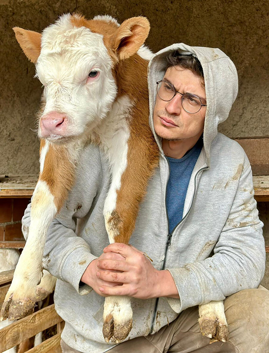 Sosyal yanının kuvvetli olduğunu düşünüyor ki gerek birebir yaptığımız sohbetten gerekse sosyal medyadaki aktifliğinden bu anlaşılıyor.