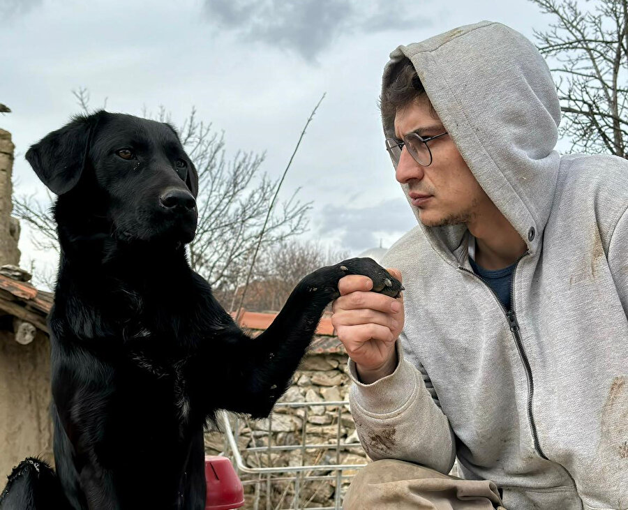 Ramazan Çelik, okuduğu akademik alanlarda kariyer yapmadan, bu eğitimlerin getirilerinden faydalanarak tarım ve hayvancılığı modern çiftçilik yöntemleriyle birleştiriyor.