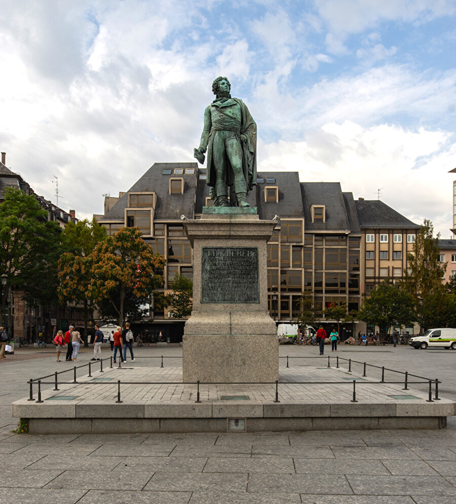 Kléber’in, Strazburg'daki Place Kléber'deki mezarına bakan heykeli.