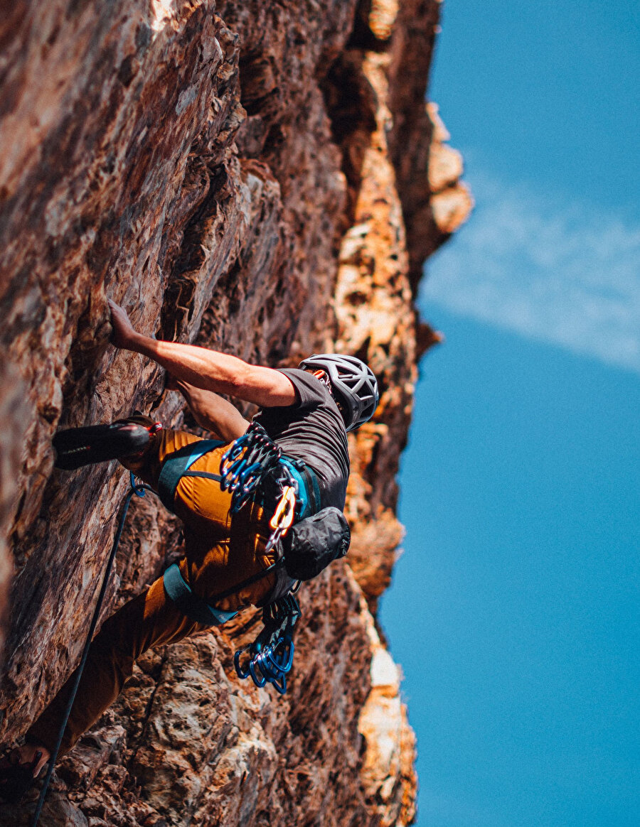 Dünyada yüzyıllardır gerçekleştirilen kaya tırmanışı, gençler arasında her yıl artan bir ilgi görmeye devam ediyor. 