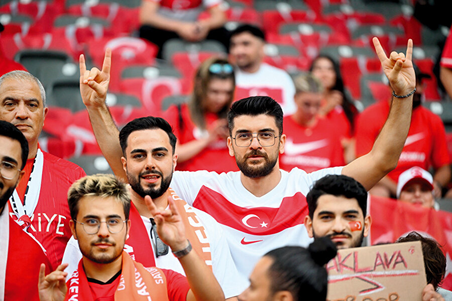 Mesele şu: Türkeş’i bozkurt işaretiyle karşılayan Bakü ahalisi, o tarihten 20 yıl önce bu işareti biliyor muydu? Aynı şekilde caddede, meydanda yapıyor muydu? Elimizde böyle bir veri yok. Halilova da buna dair tek bir imada bulunmuyor. Türkiye’de, Azerbaycan’da veya herhangi bir Türk coğrafyasında şu işaretin bırakın bin yıllık oluşunu, yüz yıllık sosyal bir tarihi olduğunu ispatlayan çıkabilir mi? Bir işaretin sosyal tarihi olduğuna inanıyorsanız bunu dedikodu formatında değil adam gibi delillerle ortaya koyarsınız. Biz de o zaman sizi takdir ederiz.