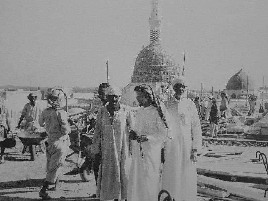 Muhammed bin Ladin (ortada), Mescid-i Nebevî'nin genişletme çalışmalarına nezaret ederken.