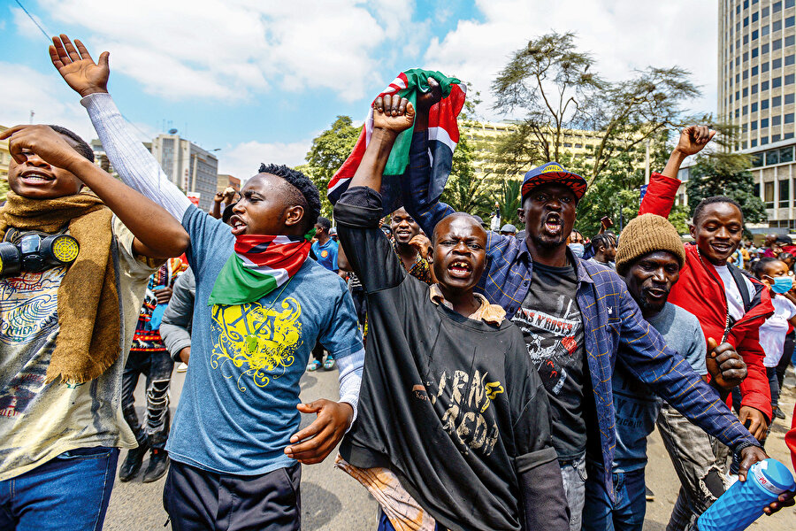 Kenya’da haftalardır süren, hükümetin çıkarmaya çalıştığı yeni vergi yasası ve yolsuzluklara karşı genç kuşağın başlattığı protestolar komşu ülke Uganda’ya da sıçradı.