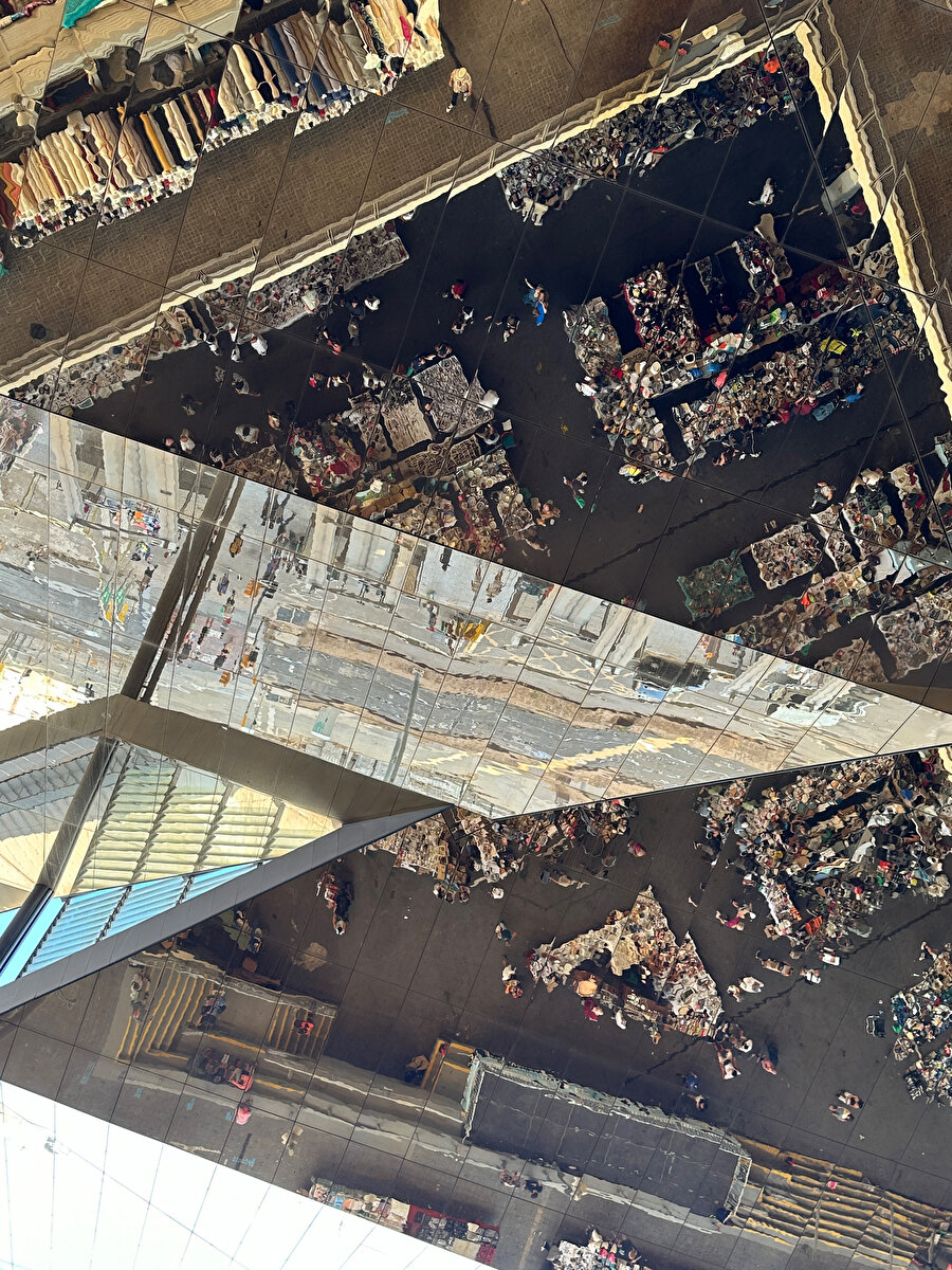 Mercat dels Encants, ziyaretçilerin yansıması. Fotoğraf: Lâl Dalay 