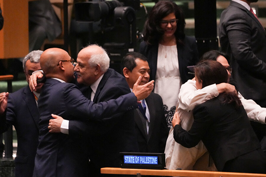 Uluslararası Adalet Divanı'nın temmuz ayındaki danışma görüşüne dayanan karar, ayrıca tüm İsrail güçlerinin geri çekilmesini ve İsrail yerleşimcilerinin işgal altındaki Filistin topraklarından çıkarılmasını talep ediyor.