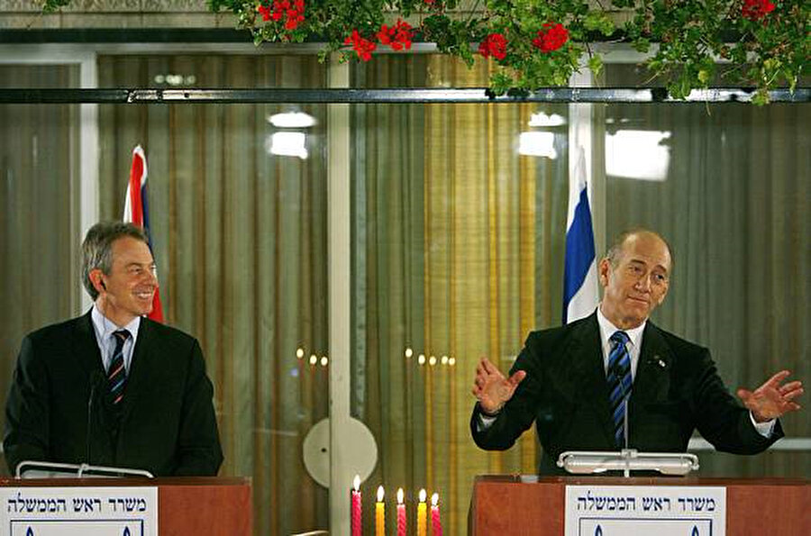 Başbakan Tony Blair ve İsrail Başbakanı Ehud Olmert ile Kudüs'te ortak bir basın toplantısı düzenliyor, 18 Aralık 2006.