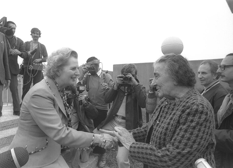 Dönemin İngiliz Muhafazakâr Parti lideri Margaret Thatcher, eski İsrail Başbakanı Golda Meir ile Tel Aviv'de görüşürken, Nisan 1976.
