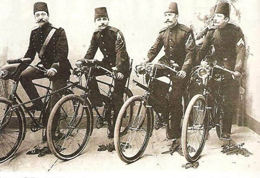 Osmanlı’da bisikletle posta dağıtımı yapan memurlar.