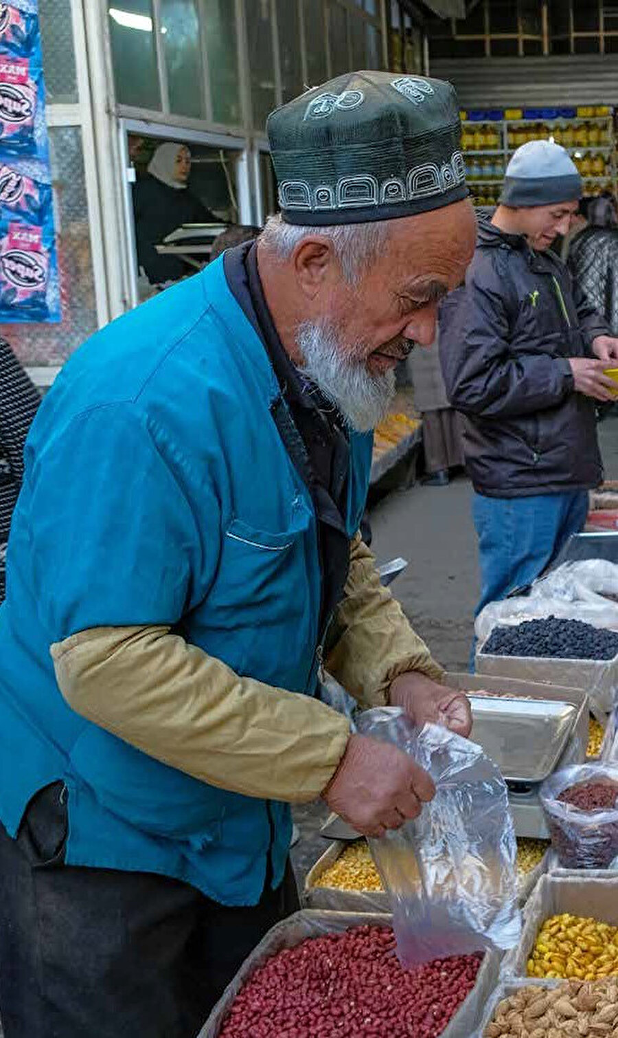 Halk arasında İslami yaşam tarzının ve Müslüman kimliklerin herhangi bir şekilde ifade edilmesi, Rahmon'un son 30 yılda kurduğu laik otoriter rejime bir meydan okuma olarak görülüyor. 