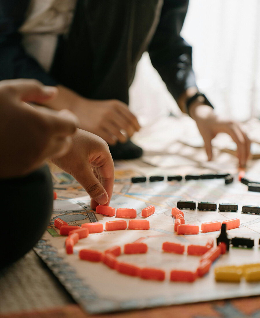 Her grup seyahatinde, genellikle bir kişi organizasyonun başını çeker. Bu liderin rolü, seyahati daha düzenli ve planlı hale getirir. 