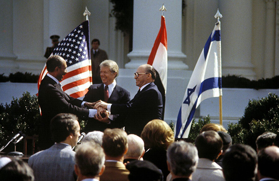 Enver Sedat, Menachem Begin ve Jimmy Carter, 26 Mart 1979 günü, Camp David Barış Anlaşması’nın imza töreninde.