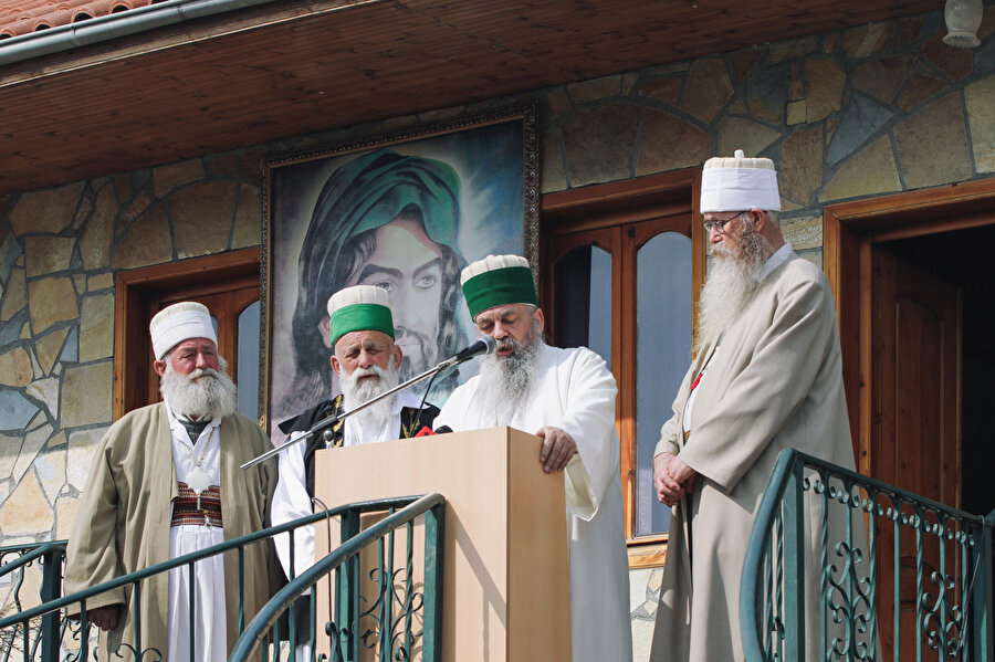 Mikro devletin, ülkenin sayıca en büyük dördüncü dinî topluluğu Bektaşîlerin siyasî merkezi olması planlanıyor.