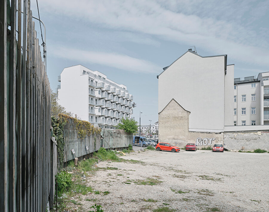 Gudrunstraße Apartments’ın balkonları ve cumba pencereleri, kat planlarının ritmik bir düzenlemesiyle oluşturuluyor.