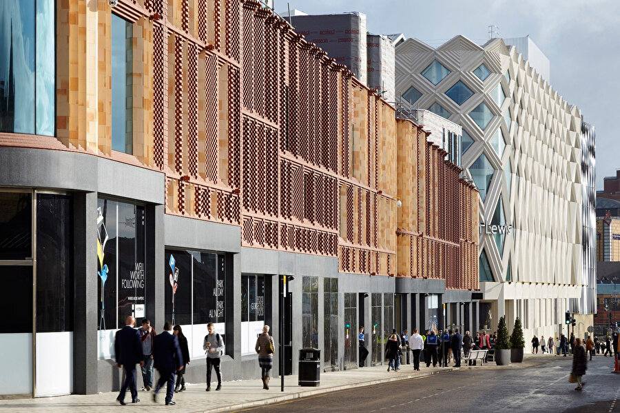 Tasarım, yeni bir John Lewis mağazası, çok katlı bir otopark, eğlence tesisleri , restoran ve diğer alışveriş mağazalarının bir arada bulunduğu iki ayrı pasajdan oluşuyor. 