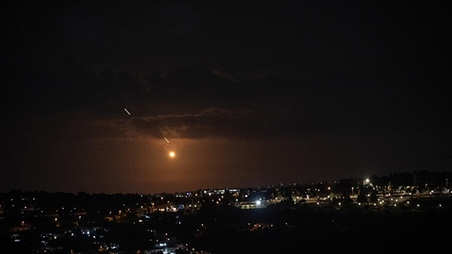 İran füzelerini İsrail topraklarına ateşledi