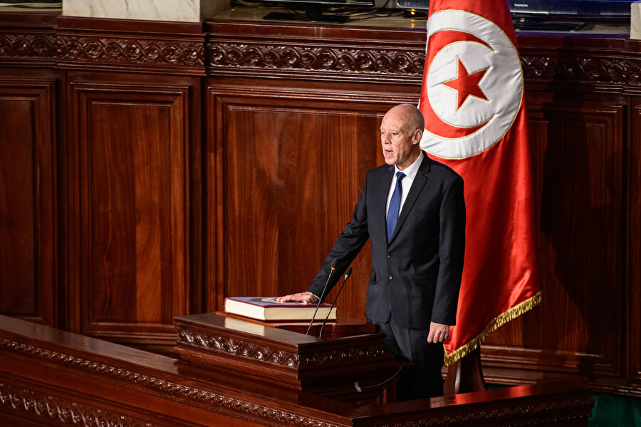 Kendisine karşı aday olanlarının sayısını azaltmakla suçlanan Cumhurbaşkanı Said, 2019 yılında ilk kez göreve gelmiş ve 2021 yılında başbakanı görevden almış ardından da parlamentoyu feshetmişti.