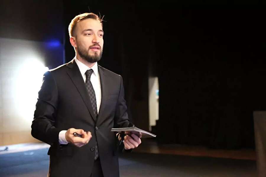 Beyin koçu, hızlı okuma eğitmeni: Mehmet Taşhanlıgil.