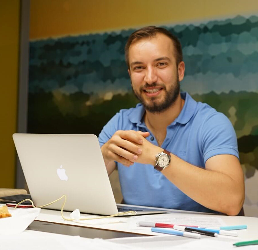 Çocukluğunda gittikleri yazlığın bahçesinde, babasından her hal dönüşünde istediği mısırları satarmış.