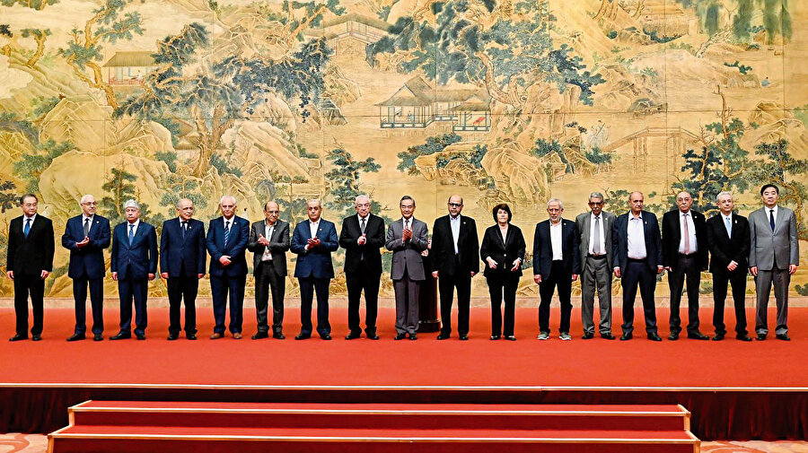 Son olarak Çin’in başkenti Pekin’de HAMAS ve el-Fetih başta olmak üzere 14 ayrı direniş örgütünün bir araya gelerek Gazze’de savaş sonrası ortak bir yönetime ve uzlaşı hükümetini hedefleyen Pekin Deklarasyonunu imzalamış olması kayda değer bir gelişmeydi. Haniye suikastıyla birlikte Gazze’deki savaşı sona erdirme çabalarının yanında Pekin Uzlaşısı’nın uygulanması da riske girmiş oldu. Bu anlamda suikast, İsrail’in Filistinlilerin birliğine ve ortak temsiline dayanan bir Filistin devleti kurma şansını zayıflatma stratejisinin bir parçası aynı zamanda.