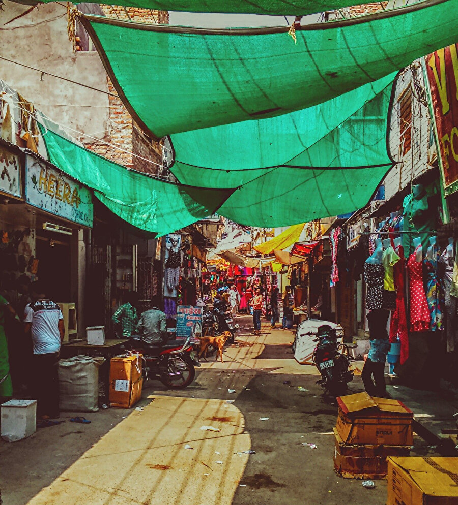 Pazarcı, “Değişik günlerde kurulan pazarlarda mal satan kimse.”