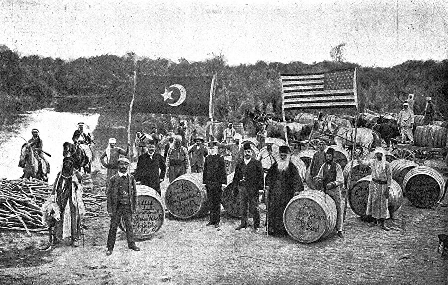 Ortada, Ürdün'den vaftiz suyu temin eden Uluslararası Ürdün Nehri Su Şirketi'nin temsilcisi Amerikan Albay, yanında Eriha valisi ve Kudüs patriğinin temsilcisi. 