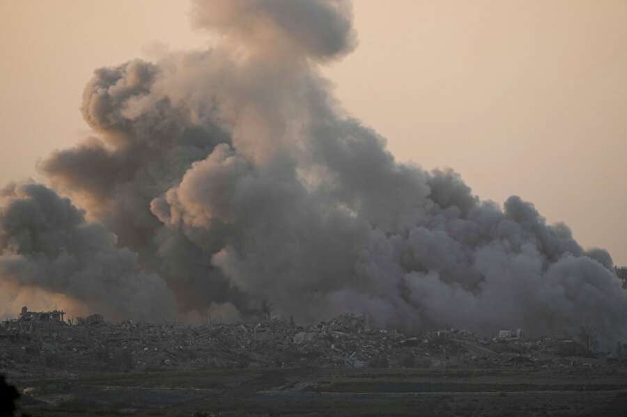 Gazze Şeridi'nde İsrail bombardımanı sonrası duman yükseliyor, 2 Aralık 2023. 