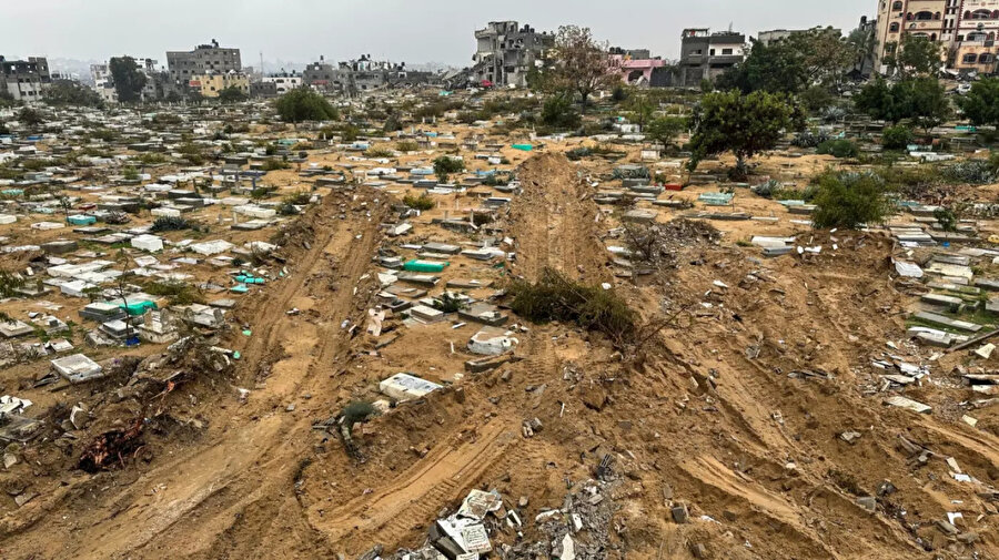 Gazze Şeridi'ndeki Feluce semtinde İsrail kara saldırısı sırasında yıkılan mezarlar, 13 Aralık 2023.