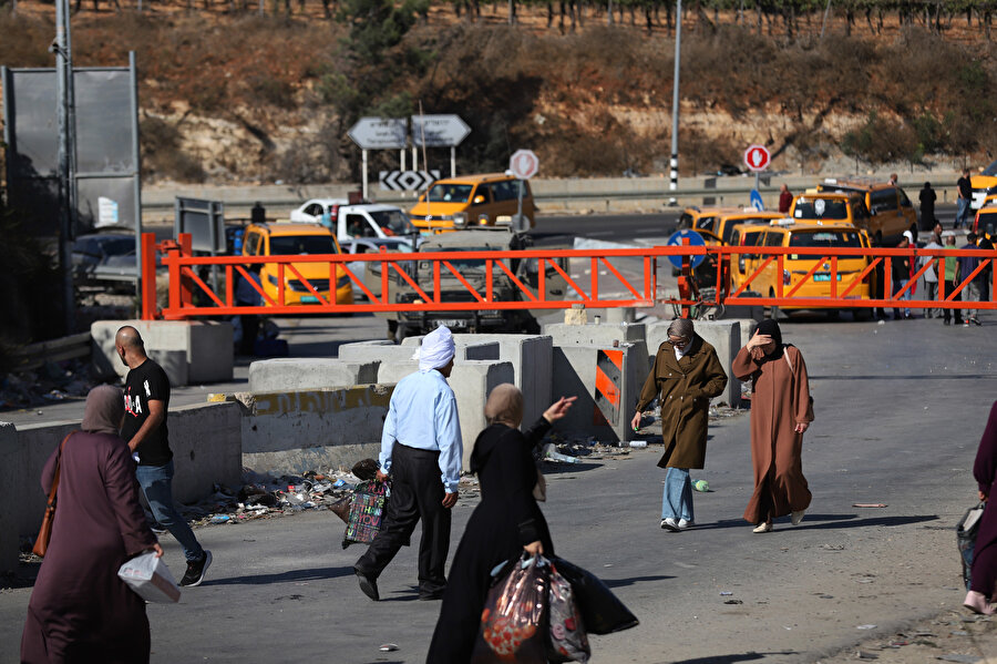 İşgal altındaki Batı Şeria'da 7 Ekim'den bu yana çocuklar da dahil olmak üzere en az 742 Filistinli öldürüldü, yaklaşık 6 bin 200 kişi yaralandı ve 10 bin 900'den fazla kişi tutuklandı.