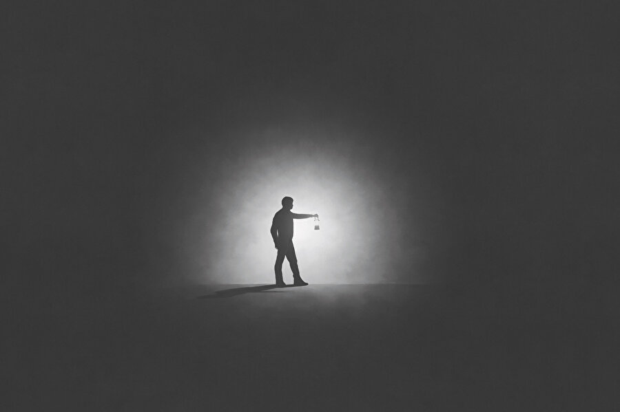 Bu asır geçmiş kavimlerin işlediği bütün günahların toptan işlendiği, gizli günahların alenileştiği, fitne enflasyonunun arzı kapladığı utanılası bir çağ.